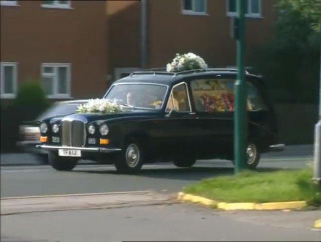 Daimler Hearse Startin [DS420]