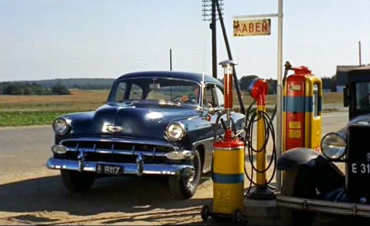 IMCDb.org: 1954 Chevrolet Two-Ten Sedan in "Baronessen fra benzintanken,