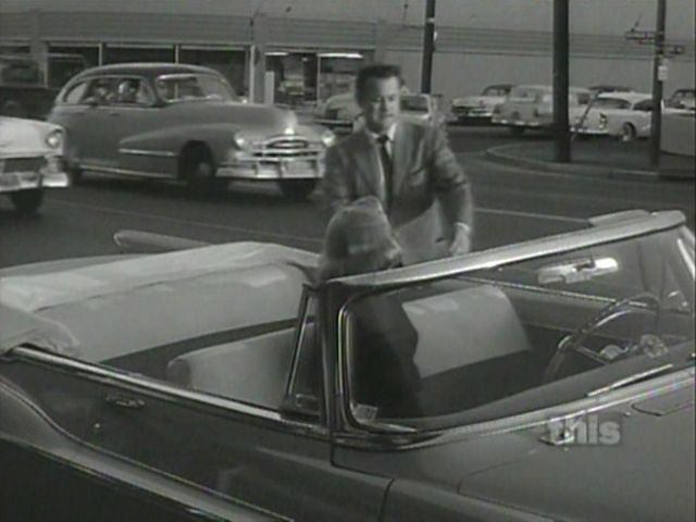 1948 Pontiac Streamliner De Luxe 4-door Sedan