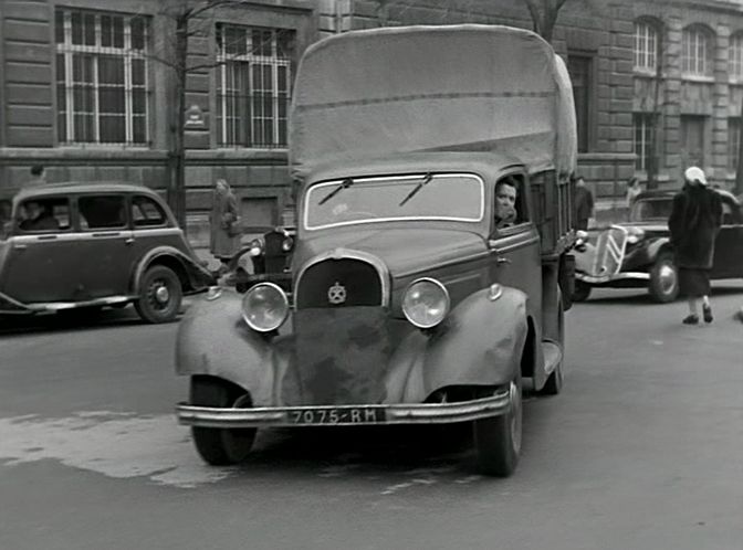 1935 Renault Vivaquatre Conduite Intérieure Taxi avec Toit Ouvrant [Type KZ23]