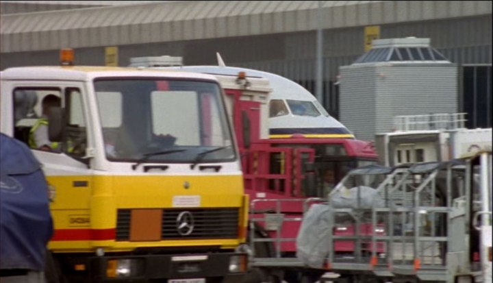 1984 Mercedes-Benz Shell airport refueller [LN2]