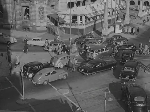 1951 Kaiser De Luxe 4-Door Sedan