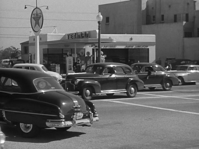 1950 Pontiac Chieftain De Luxe Two-Door Sedan [2511D]