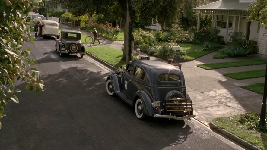 1936 Ford V8 De Luxe Tudor Sedan [68]