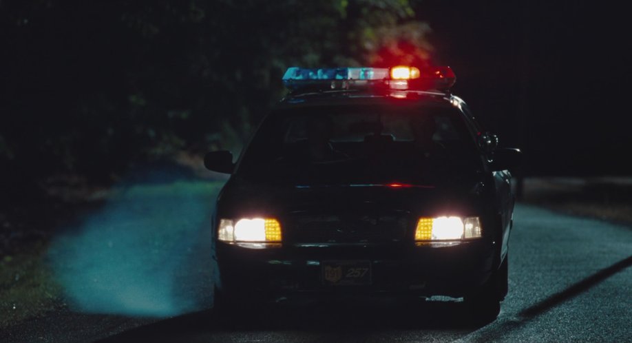Гуф иномарка с мигалками поворачивает в арку. Ford Crown Interceptor. Ford Crown Victoria Police ночью. Стробоскопы полицейские Ford Crown Victoria.