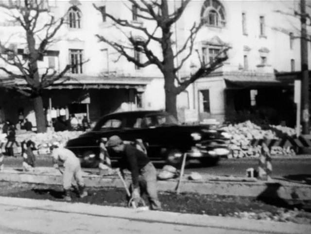 1949 Pontiac Chieftain De Luxe Four-Door Sedan [2569D]