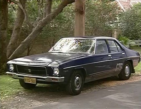 Holden Kingswood with HQ front [HJ]